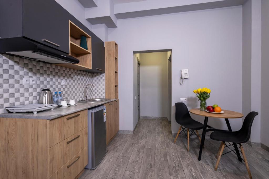 Kuchyň nebo kuchyňský kout v ubytování Horizon Hotel Yerevan