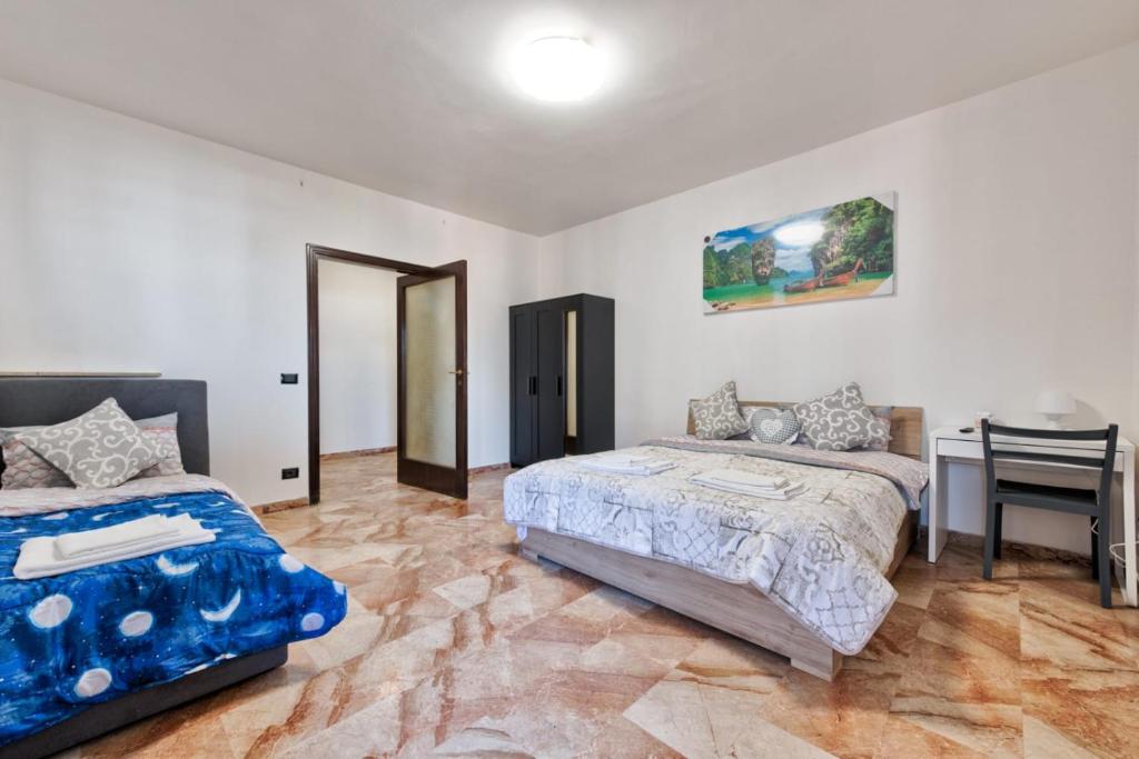 Postel nebo postele na pokoji v ubytování Easy Downtown Inn