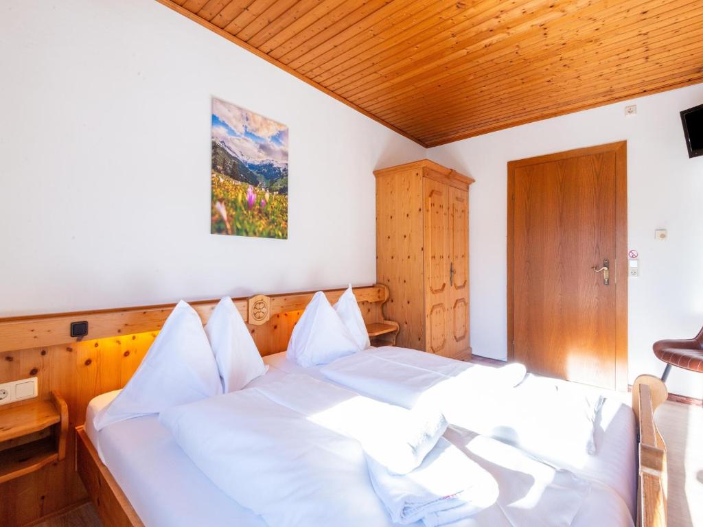 Postel nebo postele na pokoji v ubytování detached modern holiday home with sauna in the Salzburgerland