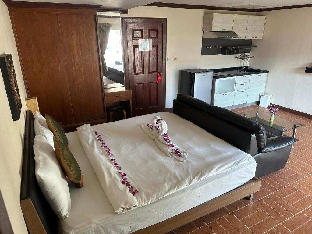 Postel nebo postele na pokoji v ubytování Taj Palace Hotel Patong Beach