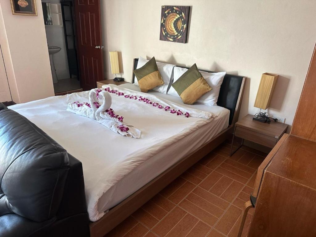Postel nebo postele na pokoji v ubytování Taj Palace Hotel Patong Beach