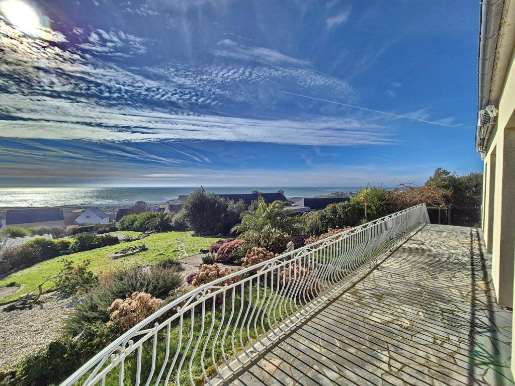 un balcone di una casa con vista sull'oceano di 730-Maison de vacances vue mer panoramique a 300m a Plouhinec