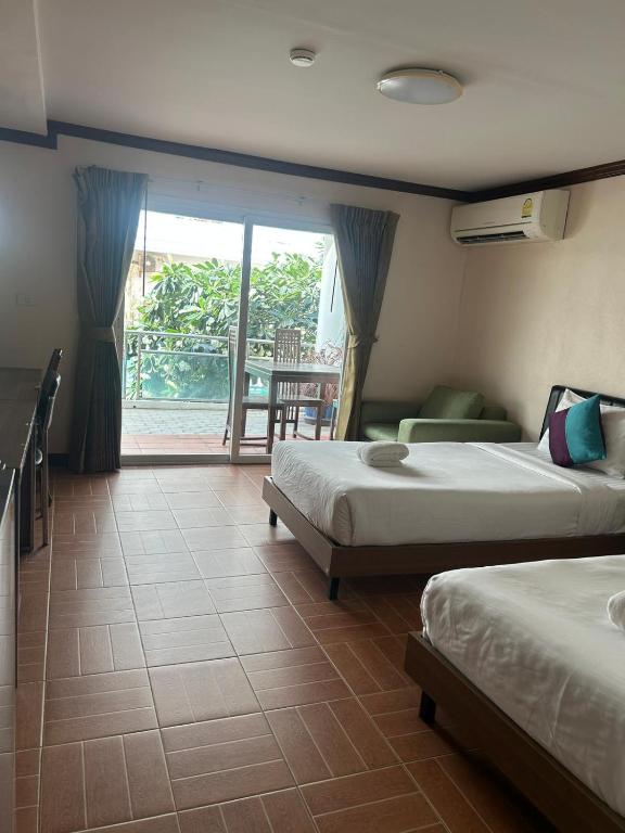Postel nebo postele na pokoji v ubytování Taj Palace Hotel Patong Beach