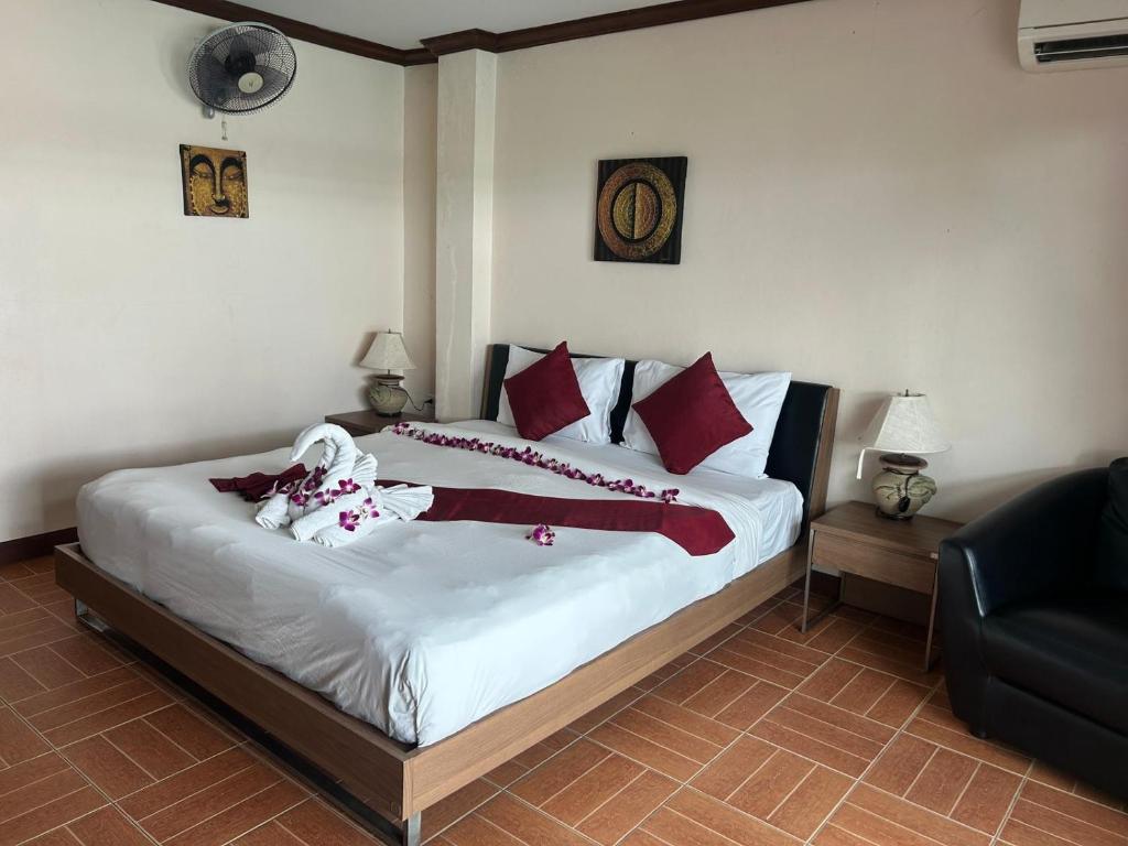 Postel nebo postele na pokoji v ubytování Taj Palace Hotel Patong Beach