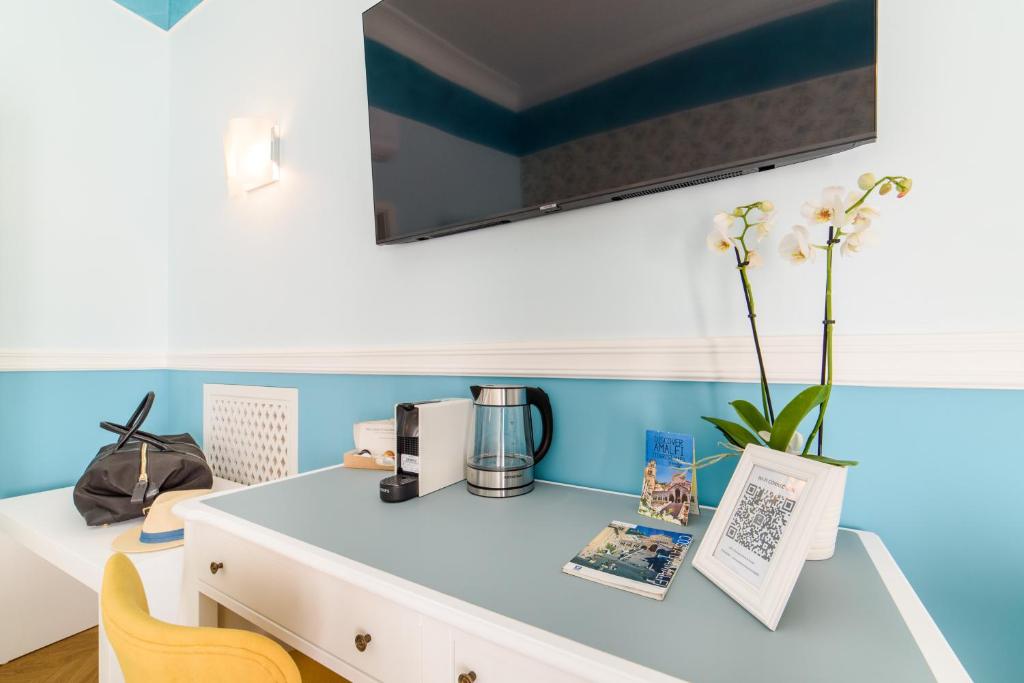Příslušenství pro přípravu čaje a kávy v ubytování Sirenuse Home & Suites