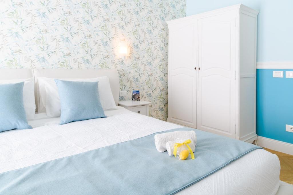 Postel nebo postele na pokoji v ubytování Sirenuse Home & Suites