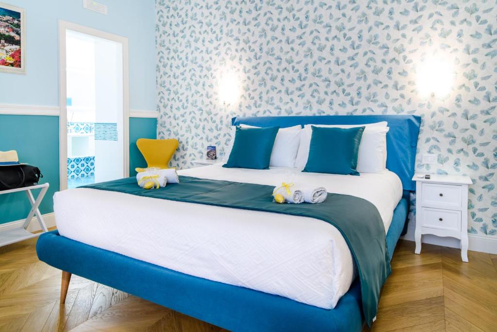 Postel nebo postele na pokoji v ubytování Sirenuse Home & Suites