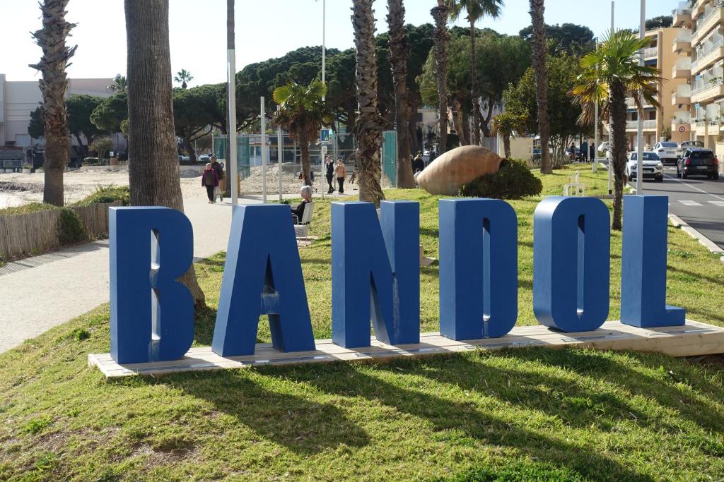 un grand panneau bleu sur l'herbe dans un parc dans l'établissement Les jardins de Bandol, piscine privée, belle vue mer, à Bandol