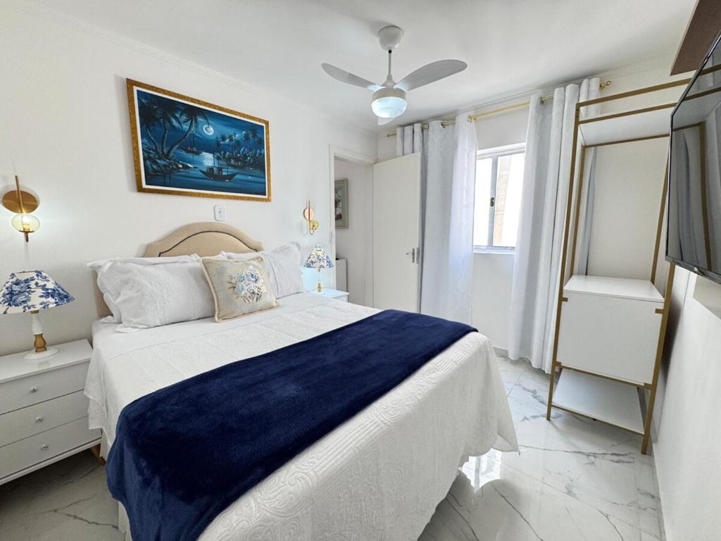 a white bedroom with a bed and a television at Centro Expo 25 Shopping Brás Metrô Bom Retiro APT 43 in Sao Paulo