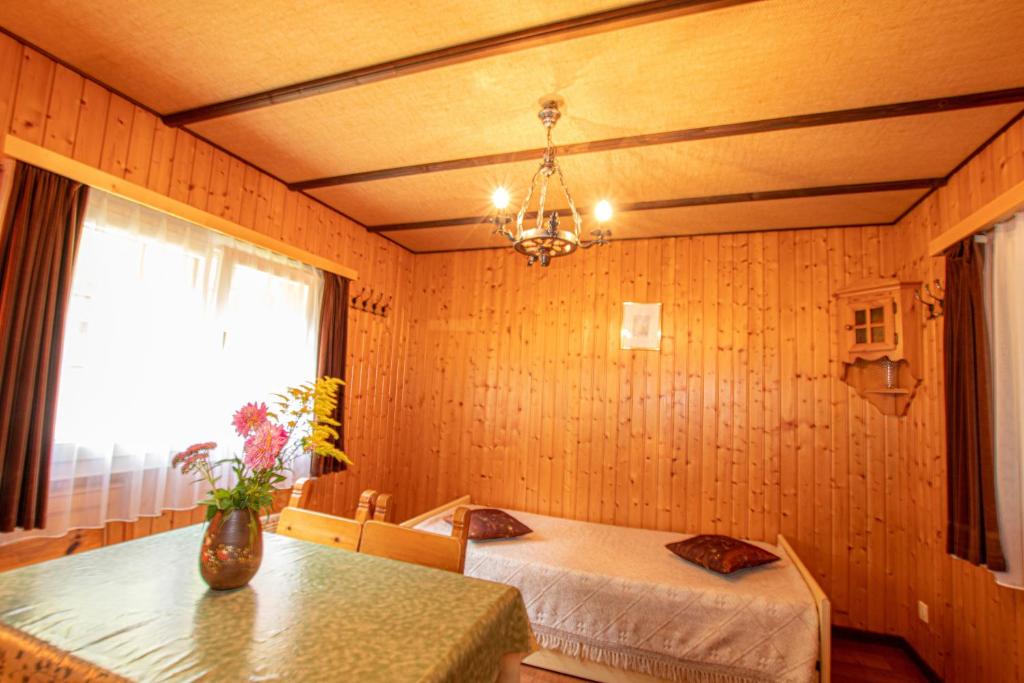 Postel nebo postele na pokoji v ubytování Residenz Edelweiss SAAS310