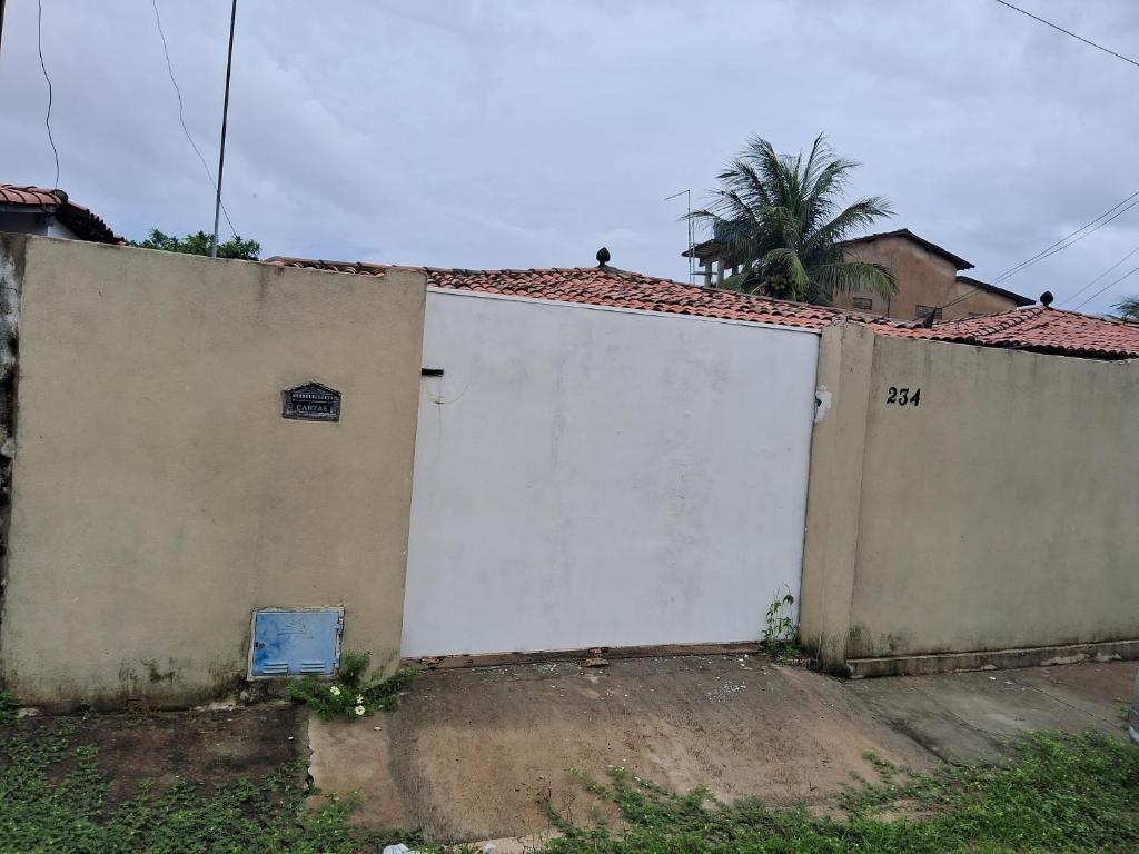 a white door on the side of a building at Kasa Morro Branco in Beberibe