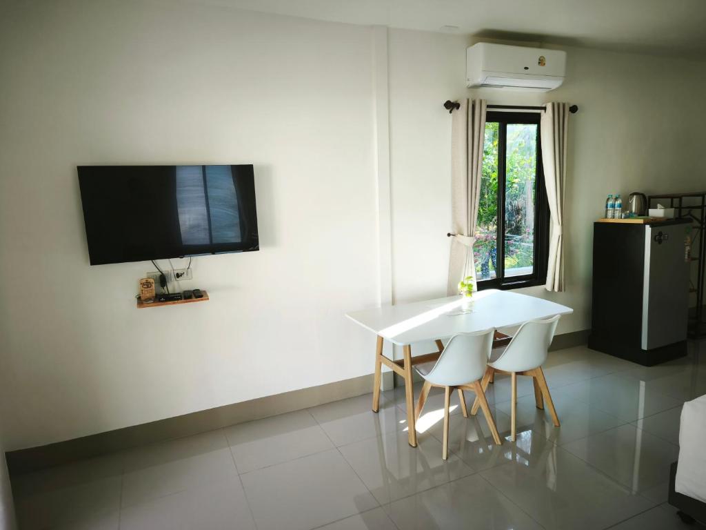 Cuisine ou kitchenette dans l'établissement The Secret Garden Homestay Koh Yao Yai