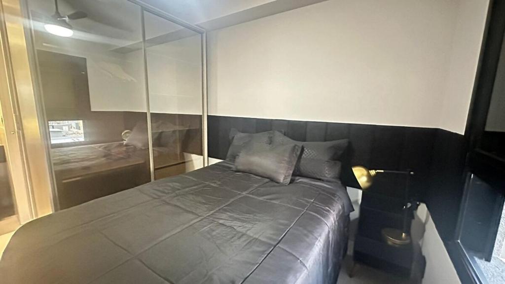 Postel nebo postele na pokoji v ubytování Lindo Studio na Frente do Shopping Eldorado Completo!