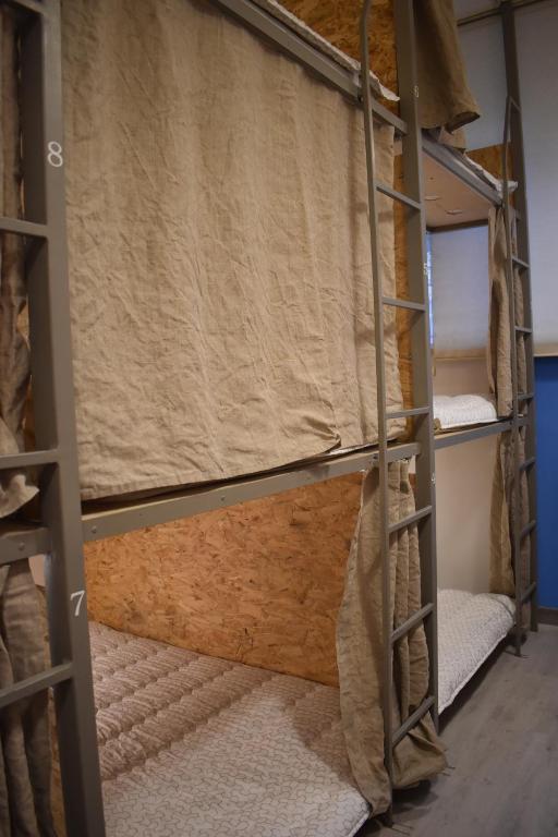 Palanda nebo palandy na pokoji v ubytování SLEEP STUDIO Hostel