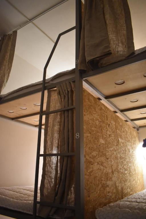 Palanda nebo palandy na pokoji v ubytování SLEEP STUDIO Hostel