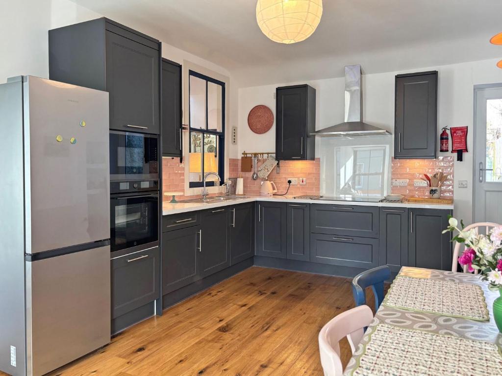 Kuchyň nebo kuchyňský kout v ubytování Apartment 481 - Clifden