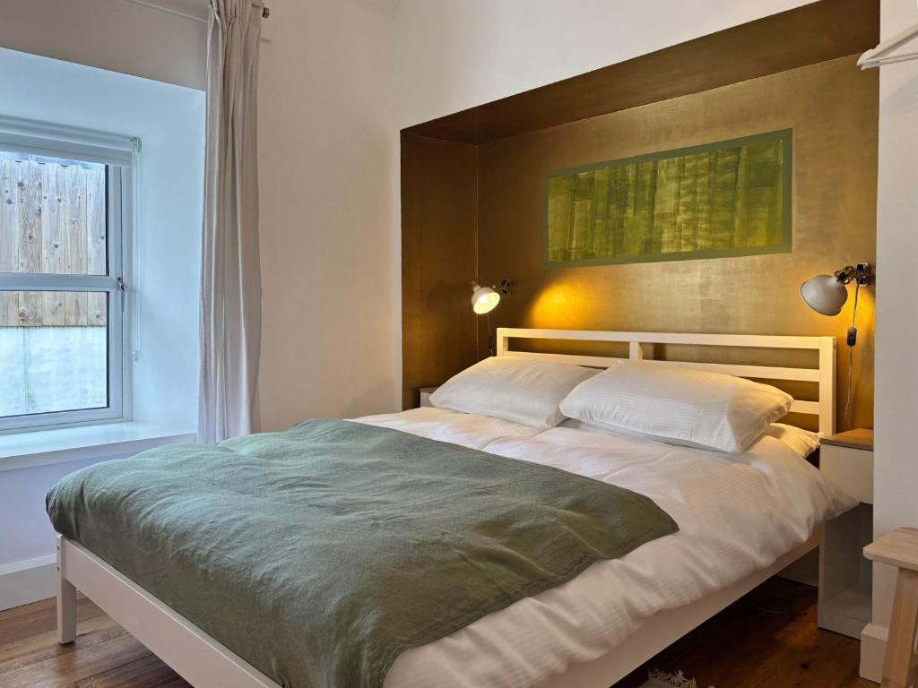 Postel nebo postele na pokoji v ubytování Apartment 481 - Clifden