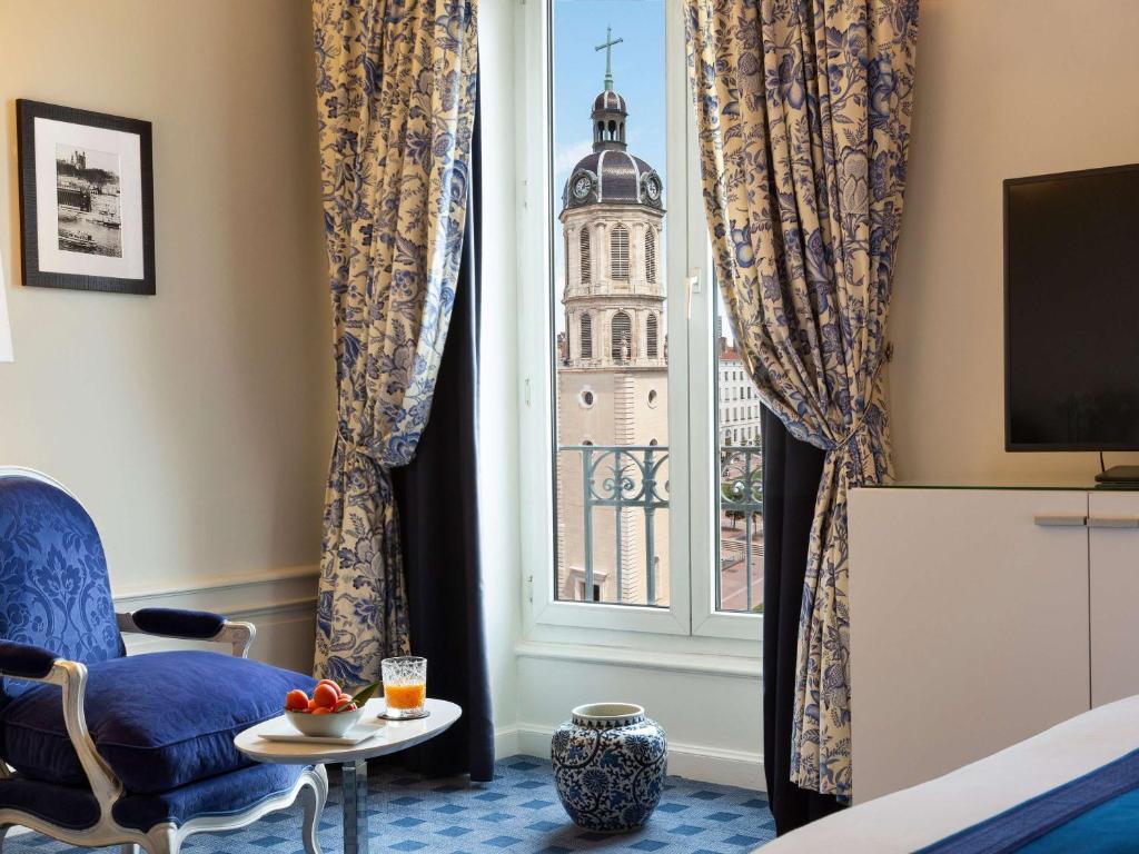 TV a/nebo společenská místnost v ubytování Le Royal Hotel Lyon - MGallery Collection