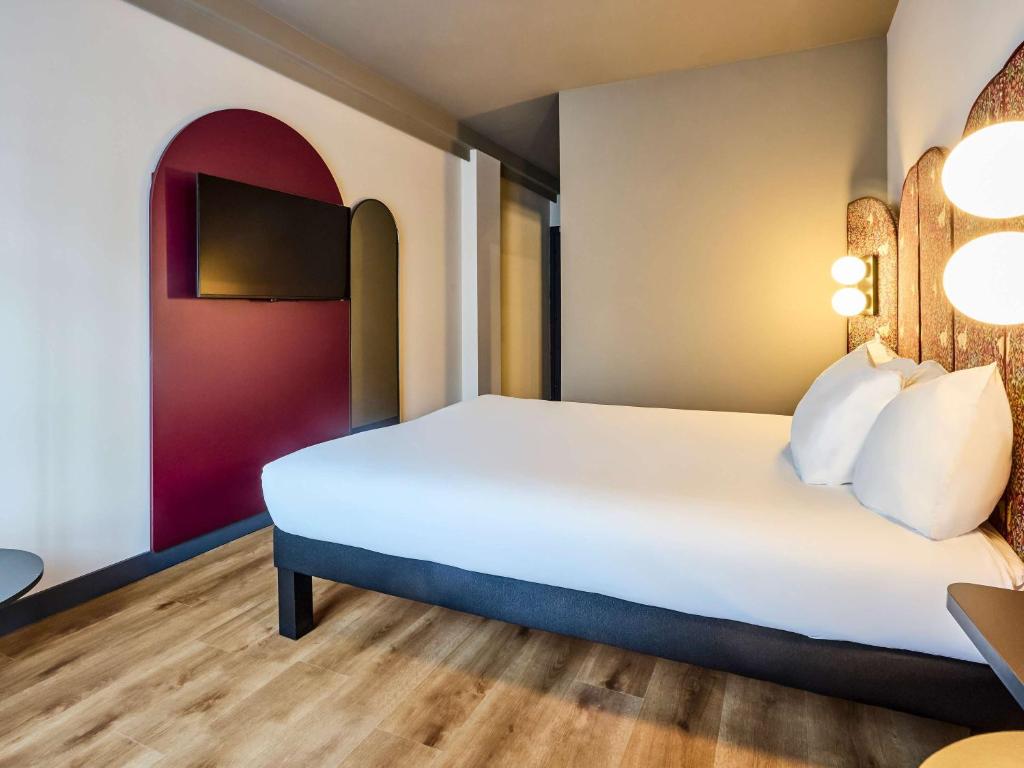 Łóżko lub łóżka w pokoju w obiekcie Ibis Styles Madrid Centro Maravillas