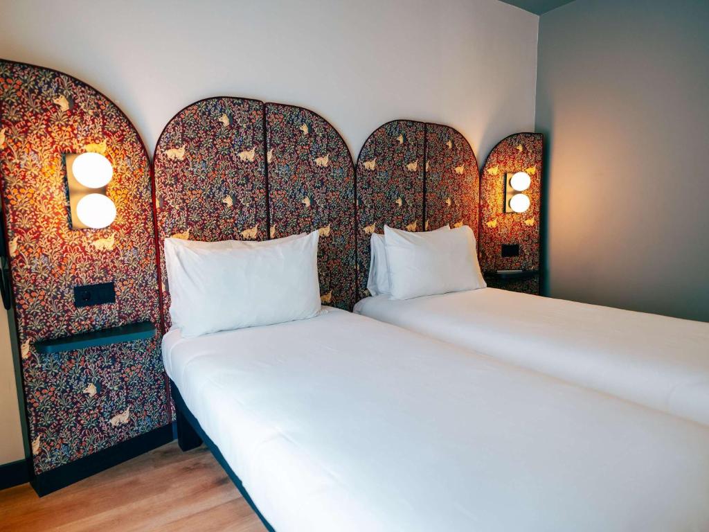Łóżko lub łóżka w pokoju w obiekcie Ibis Styles Madrid Centro Maravillas