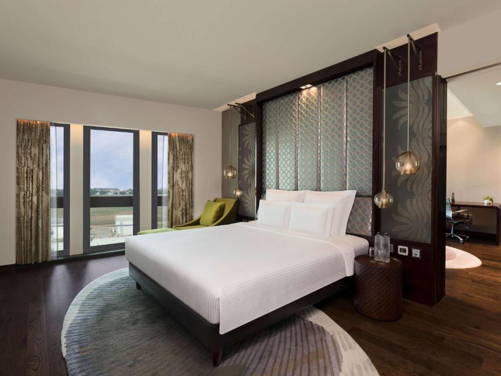 Postel nebo postele na pokoji v ubytování Pullman New Delhi Aerocity