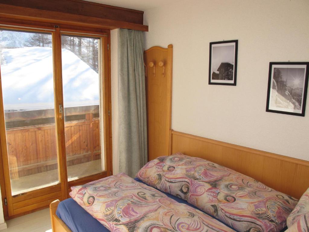 Postel nebo postele na pokoji v ubytování Appartementhaus Venetz SAAS105 ruhige Lage direkt an SKIBUSHALTESTELLE
