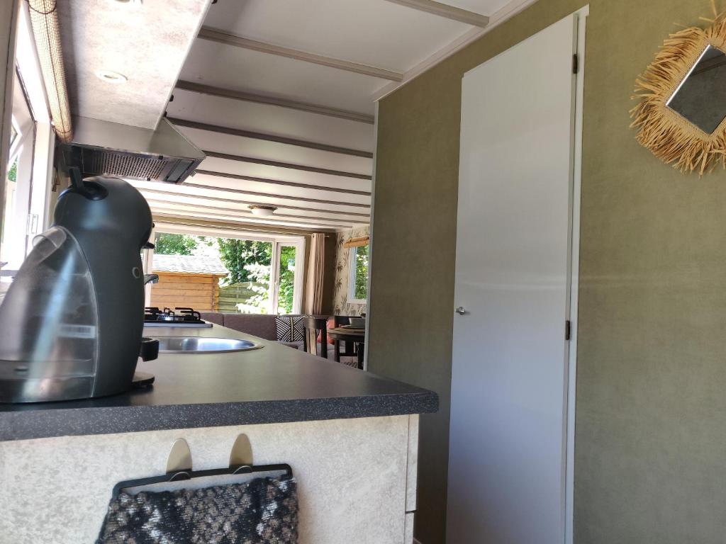 Fotografie z fotogalerie ubytování Gemoderniseerd gezellig chalet bij het bos v destinaci Rijs