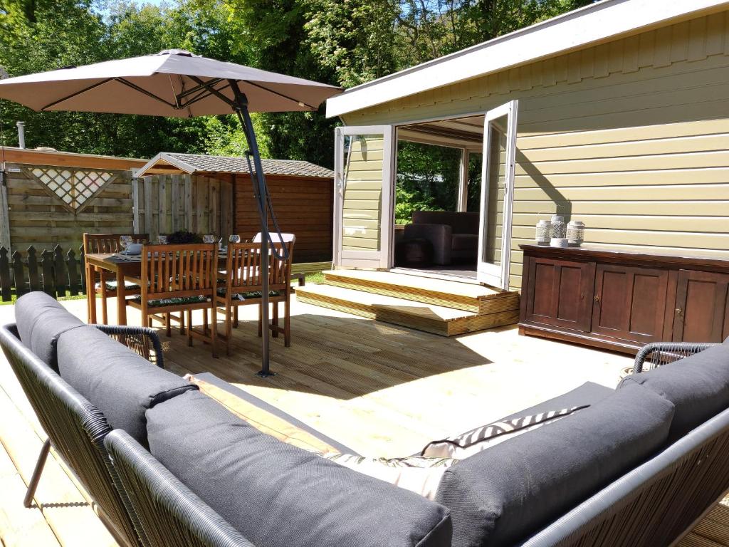 Patio nebo venkovní prostory v ubytování Gemoderniseerd gezellig chalet bij het bos