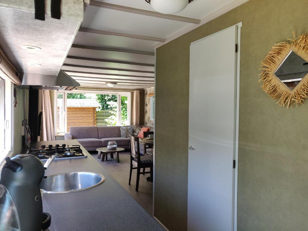 Fotografie z fotogalerie ubytování Gemoderniseerd gezellig chalet bij het bos v destinaci Rijs