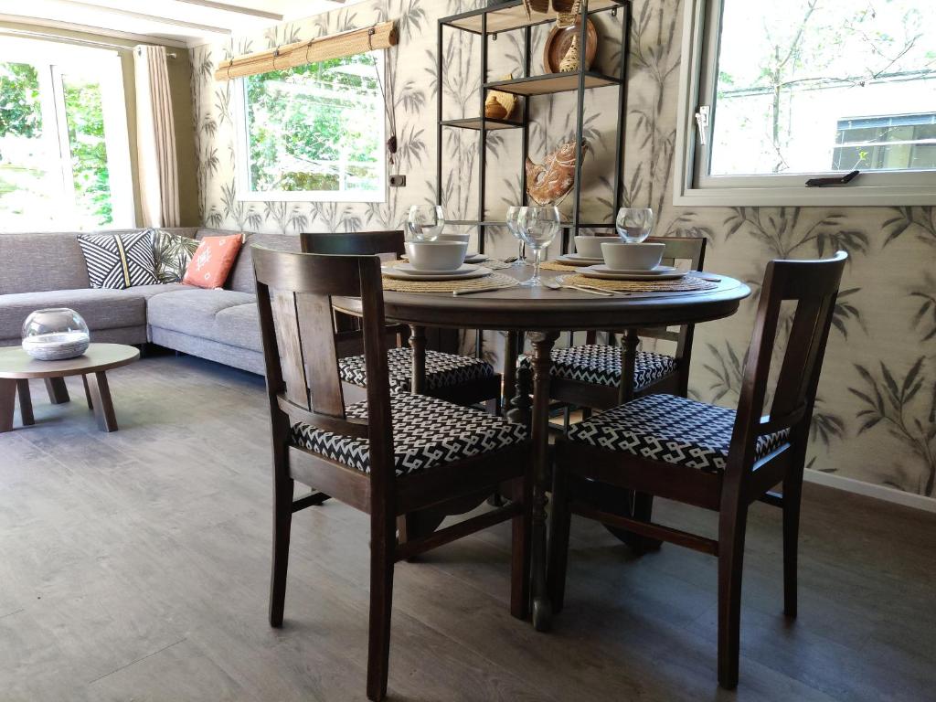 Posezení v ubytování Gemoderniseerd gezellig chalet bij het bos