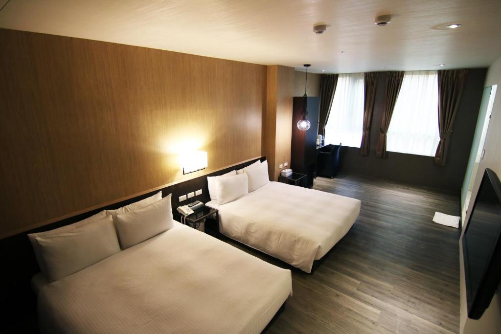 une chambre d'hôtel avec deux lits et un canapé dans l'établissement LIHO Hotel Hankou, à Taipei