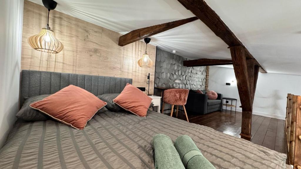 Un dormitorio con una cama grande con almohadas. en LOFT in the CITY CENTER by KOBIELA APARTMENTS, en Katowice