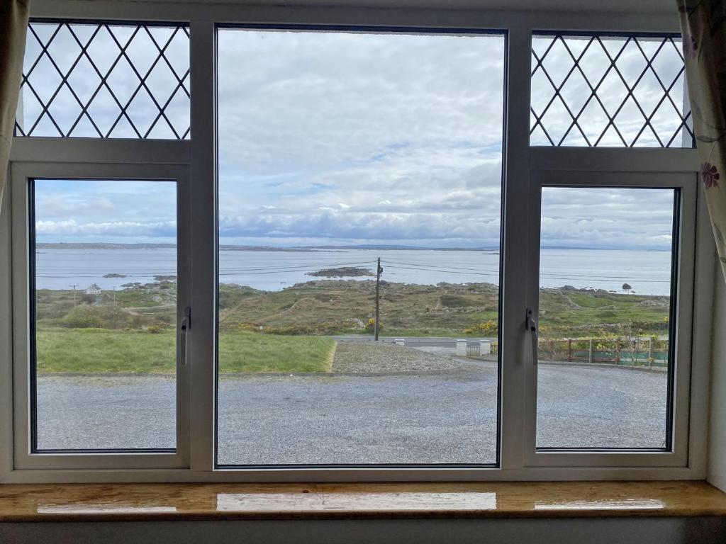 une fenêtre ouverte avec vue sur l'océan dans l'établissement Cottage 467 - Kilkerrin, à Ardmore