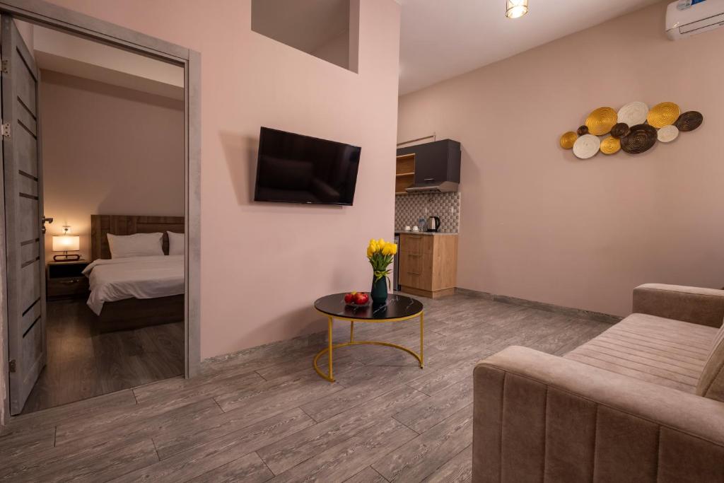 TV a/nebo společenská místnost v ubytování Horizon Hotel Yerevan