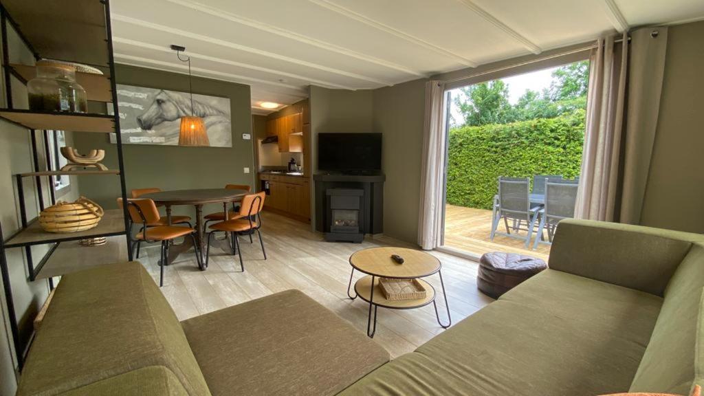 Kuchyň nebo kuchyňský kout v ubytování Gemoderniseerd en modern chalet bij het bos