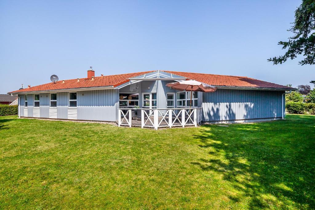 une maison avec une grande cour devant elle dans l'établissement Hus Lykke - Strandpark 38, à Grömitz