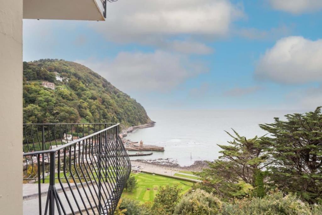 uitzicht op de oceaan vanaf een balkon bij Ocean Terrace, Luxury Family Apt, Sea view and Terrace, 2 BR, Parking in Lynmouth
