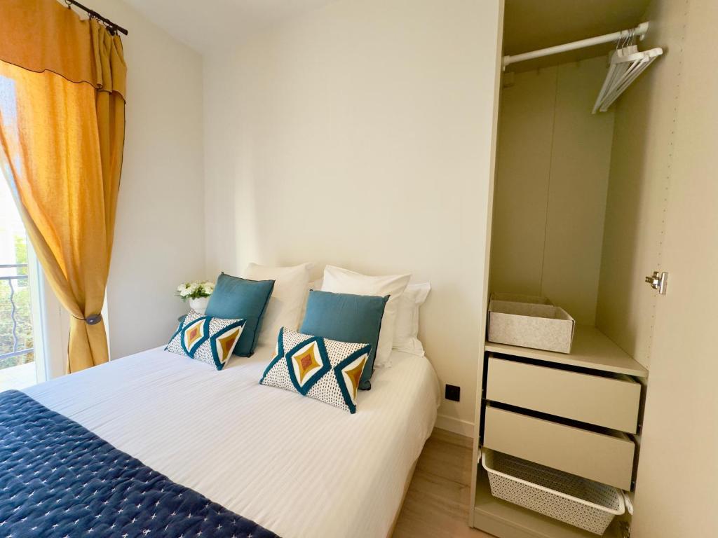 Posteľ alebo postele v izbe v ubytovaní Très bel appartement entièrement rénové - 2mn Croisette