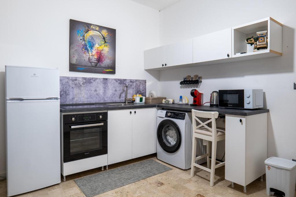 A kitchen or kitchenette at Sweet Home