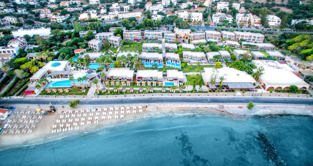 eine Luftansicht eines Resorts in der Nähe des Wassers in der Unterkunft Blue Sea Beach Affiliated By Melia in Stalida