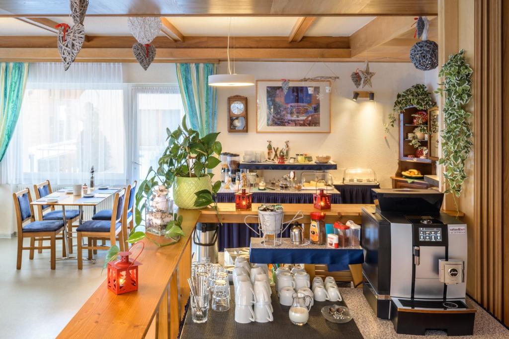 Příslušenství pro přípravu čaje a kávy v ubytování Hotel Alpha