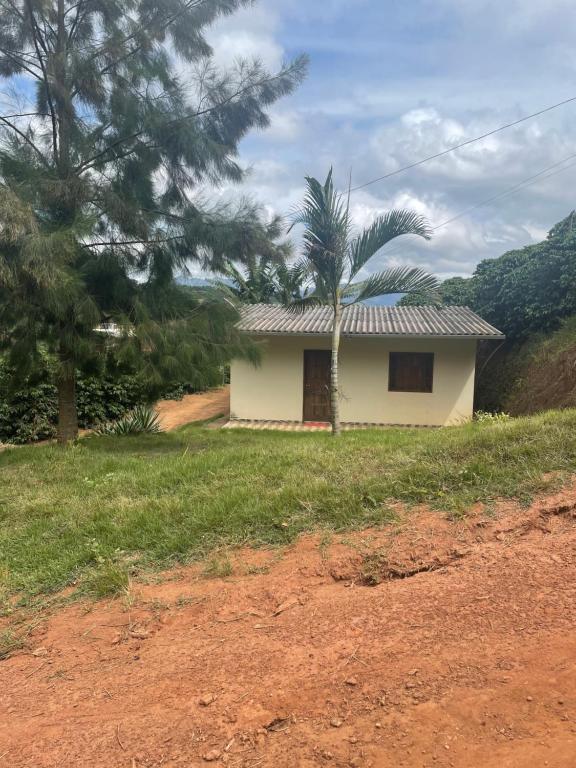 Το κτήριο όπου στεγάζεται  η παραθεριστική κατοικία