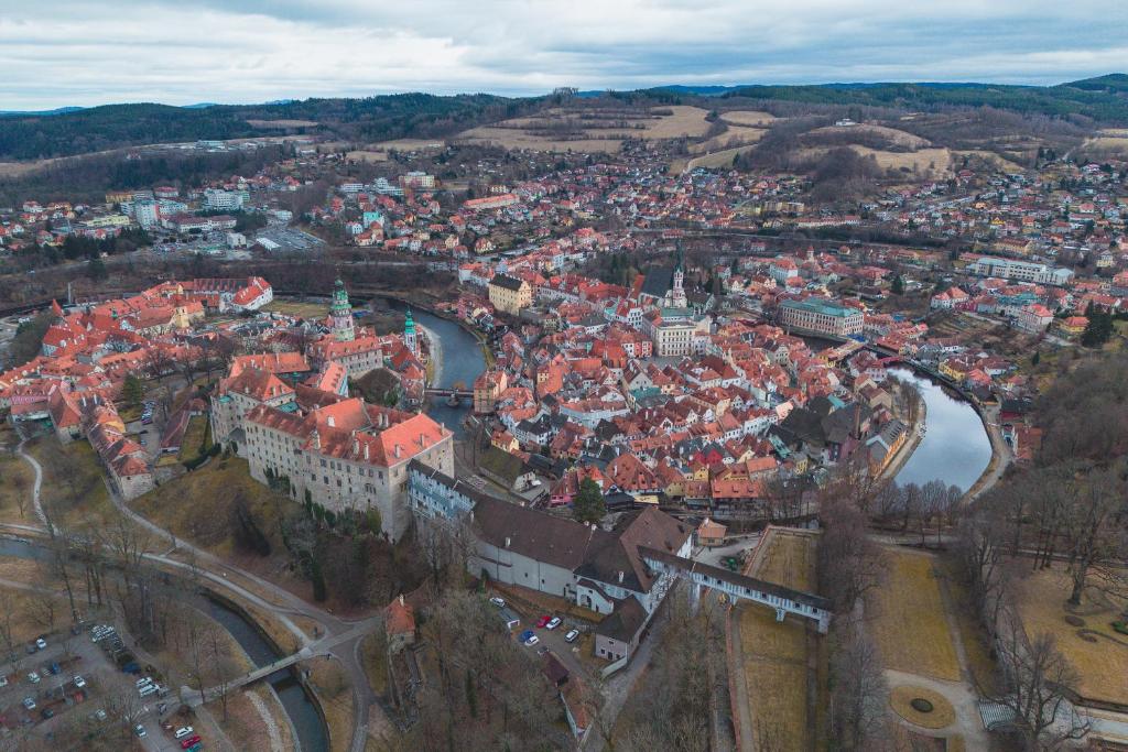 Nespecifikovaný výhled na destinaci Český Krumlov nebo výhled na město při pohledu z apartmánu