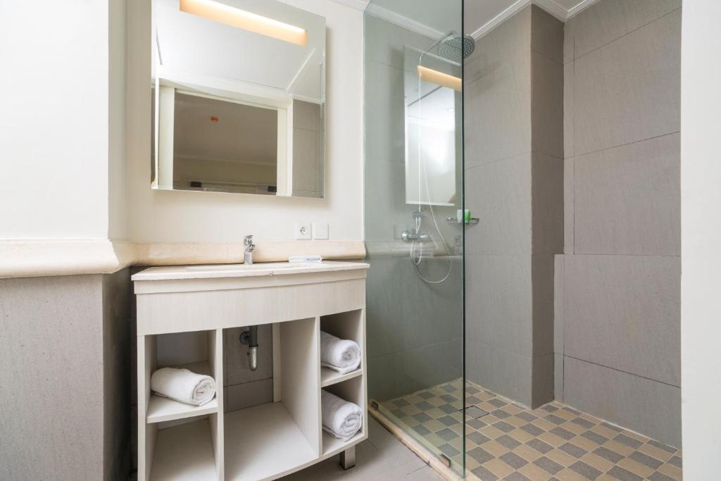 Koupelna v ubytování Alron Hotel Kuta