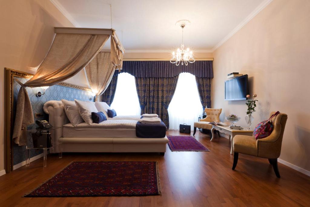 - un salon avec un canapé et une chaise dans l'établissement Hotel Actum, à Kranj