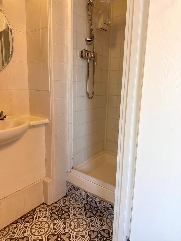 The Boho - 4 min walk to beach & town - Resim 17