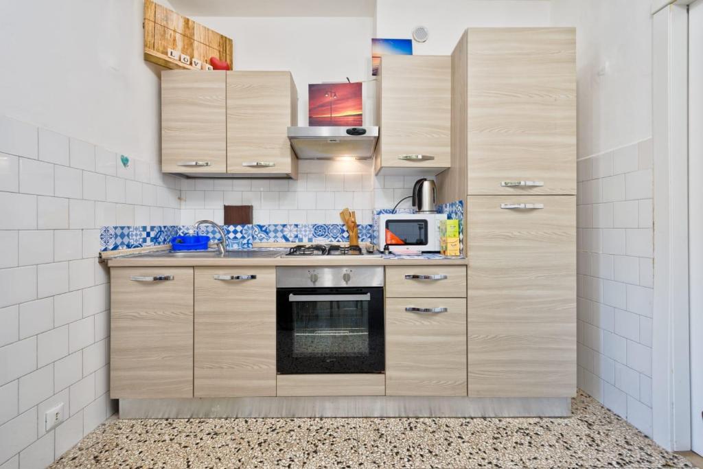 Kuchyň nebo kuchyňský kout v ubytování R & R Apartment