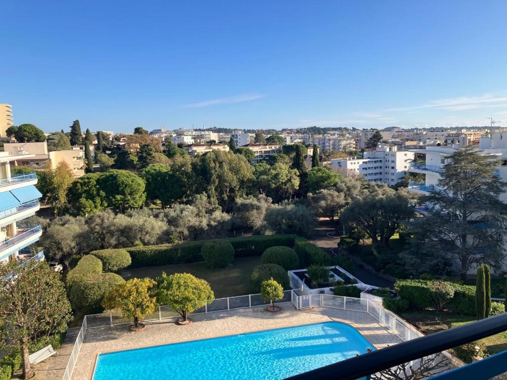 - une vue sur la piscine depuis un bâtiment dans l'établissement L'olivaie, à Antibes