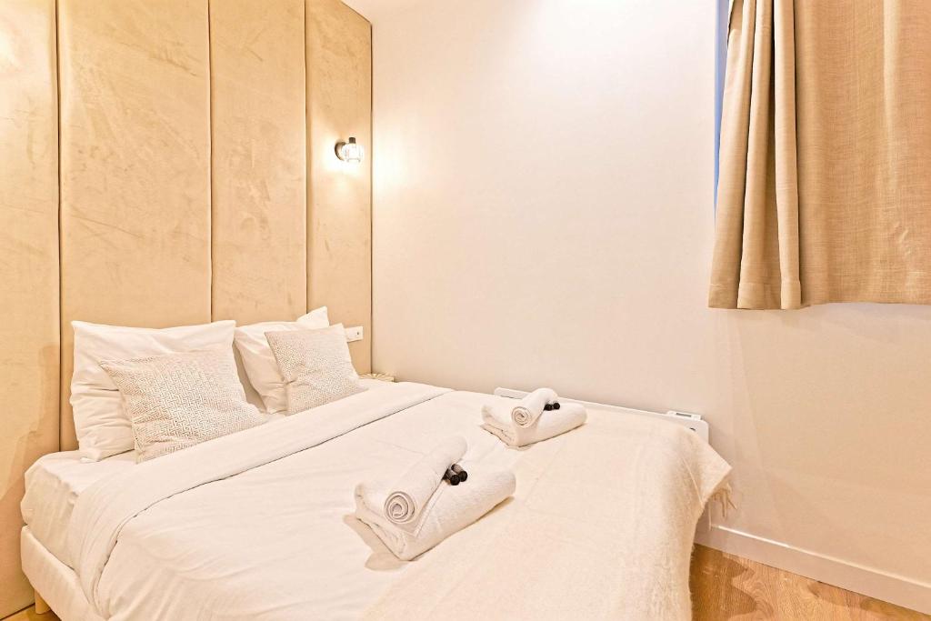 - une chambre avec 2 serviettes sur un lit dans l'établissement Residence Galeries Lafayette by Studio Prestige, à Paris