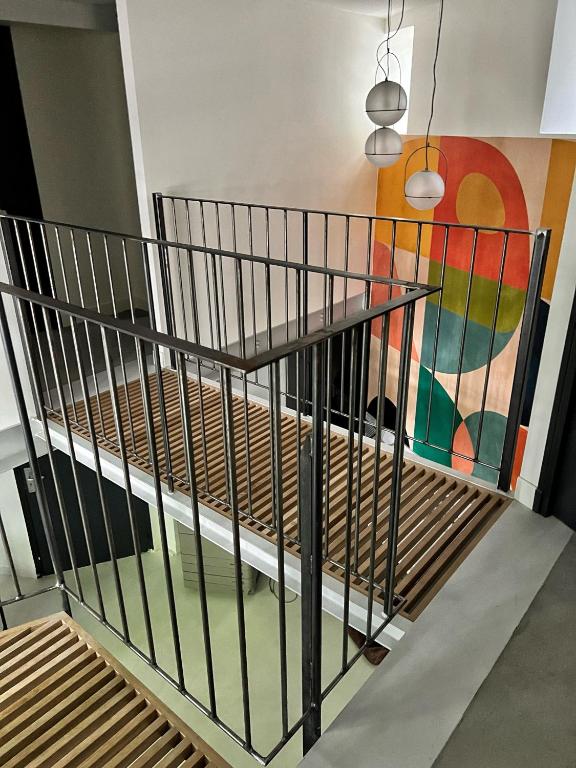 un escalier dans un bâtiment avec une peinture murale dans l'établissement Etage Meynadier, à Paris
